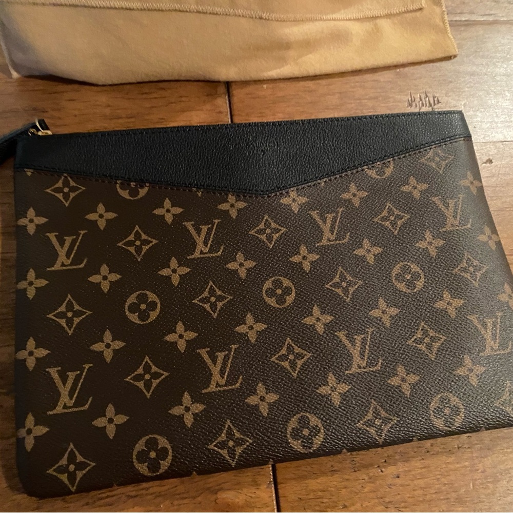 Louis Vuitton daily pouch